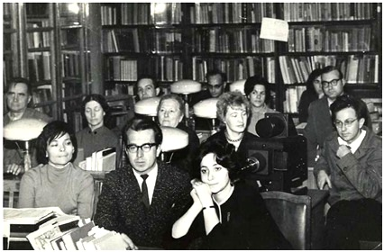 Заседание в кабинете Ю.Н. Рериха (Армянский переулок), 1960-е гг. Первый ряд (слева направо): И.М.Кутасова, неустановленное лицо, Н.Ю.Лубоцкая. Второй ряд: П.Ф.Беликов, И.М.Богданова, неустановленное лицо, М.П.Бабкина, А.Я.Сыркин. Третий ряд: В.А.Богословский, Ю.М.Цыганков, Е.С.Семека, А.Герасимов. Четвертый ряд: В.С.Дылыкова
