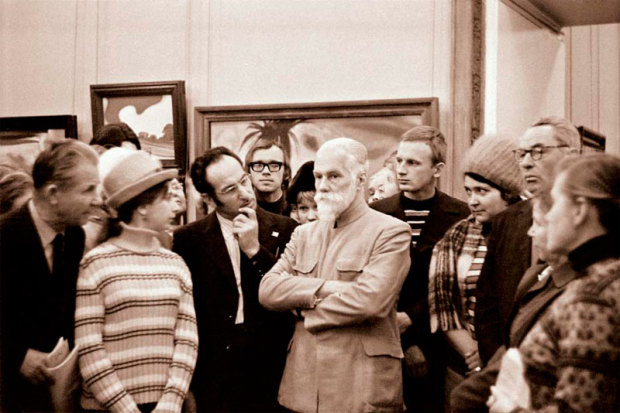 Святослав Николаевич Рерих беседует с посетителями выставки.  Москва, 1960